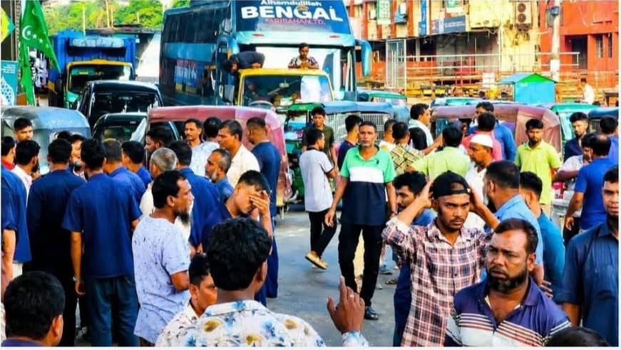 চট্টগ্রামে গ্যাস সংকটে সিএনজি অটোরিকশাচালকদের সড়ক অবরোধ